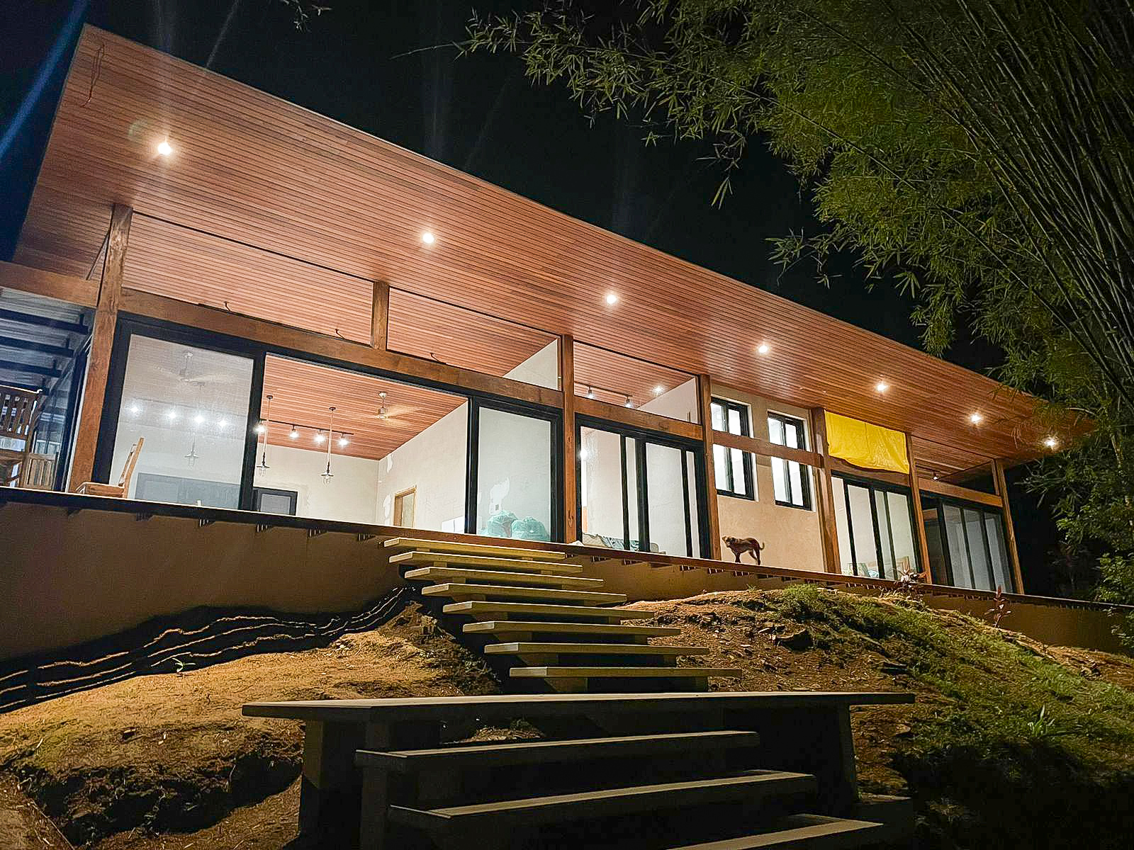 Residência contemporânea com fachada em vidro