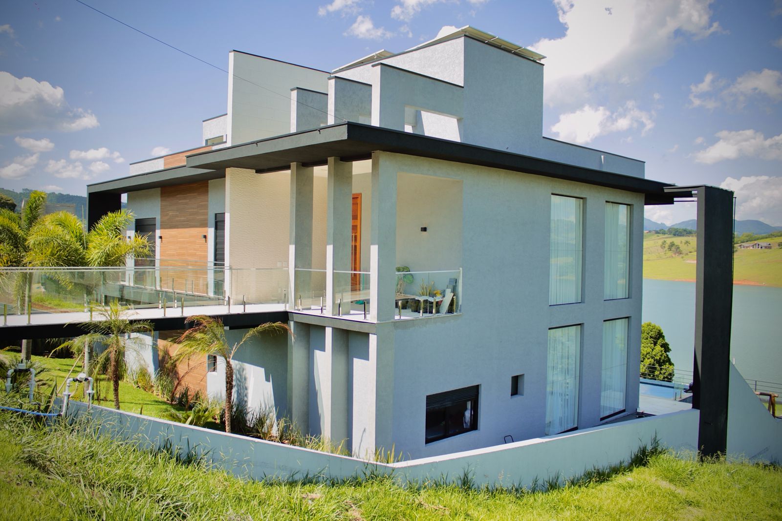 Casa de alto padrão com esquadrias sob medida