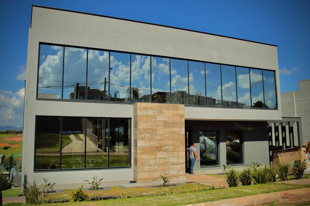Detalhe de janela em alumínio com vidro amplo