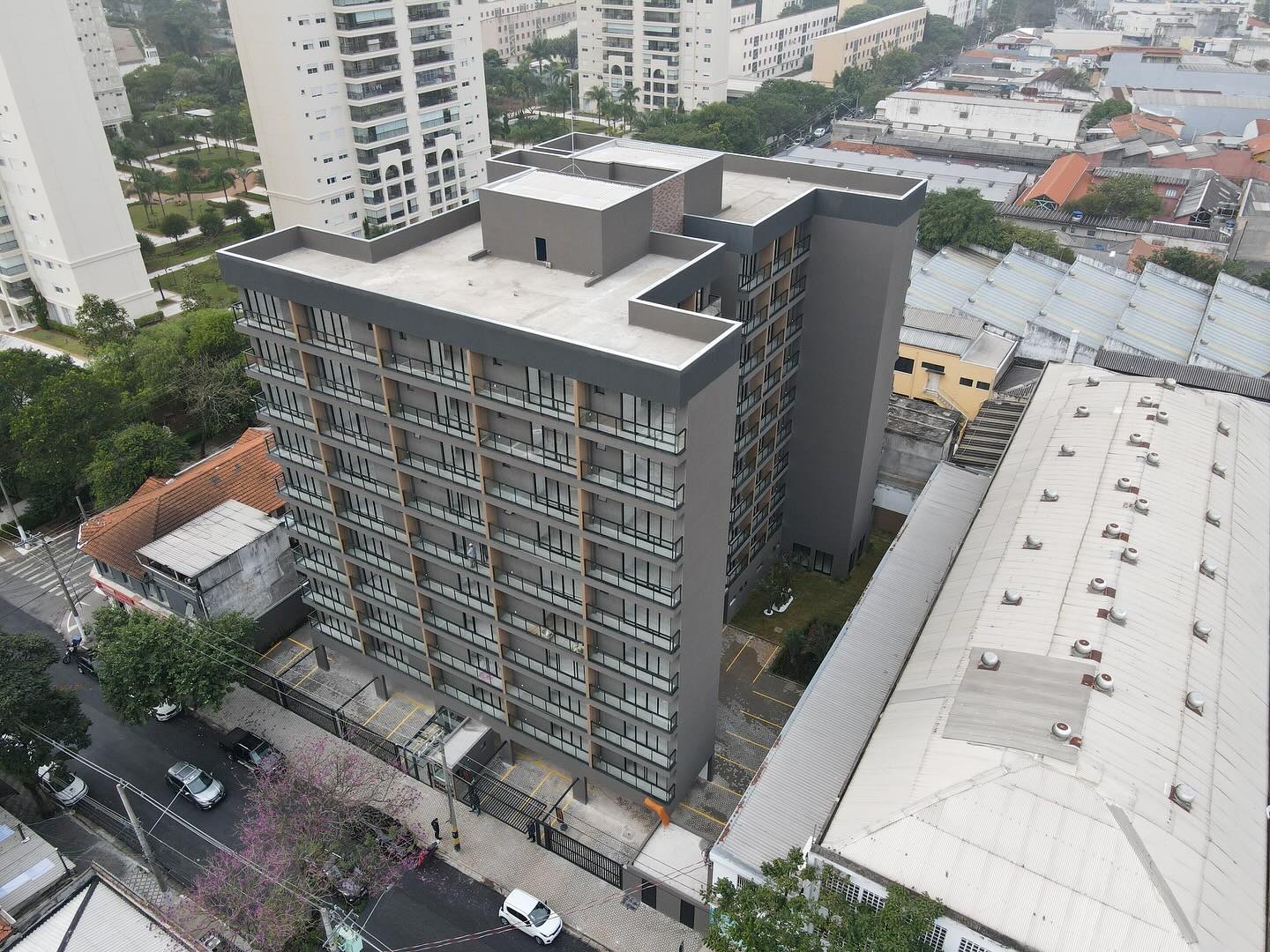 Edifício residencial com esquadrias amplas